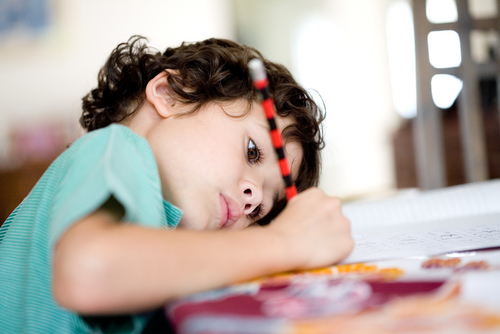 Det har i lang tid været opfattelsen, at ADHD forsvinder af sig selv. Det er dog ikke sandt. Omkring halvdelen af de børn, som har ADHD, har stadig symptomer som voksne. Foto: Shutterstock